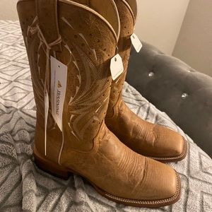 WOMEN SHYANNE BOOTS SIZE 9.5 SQUARED TOE